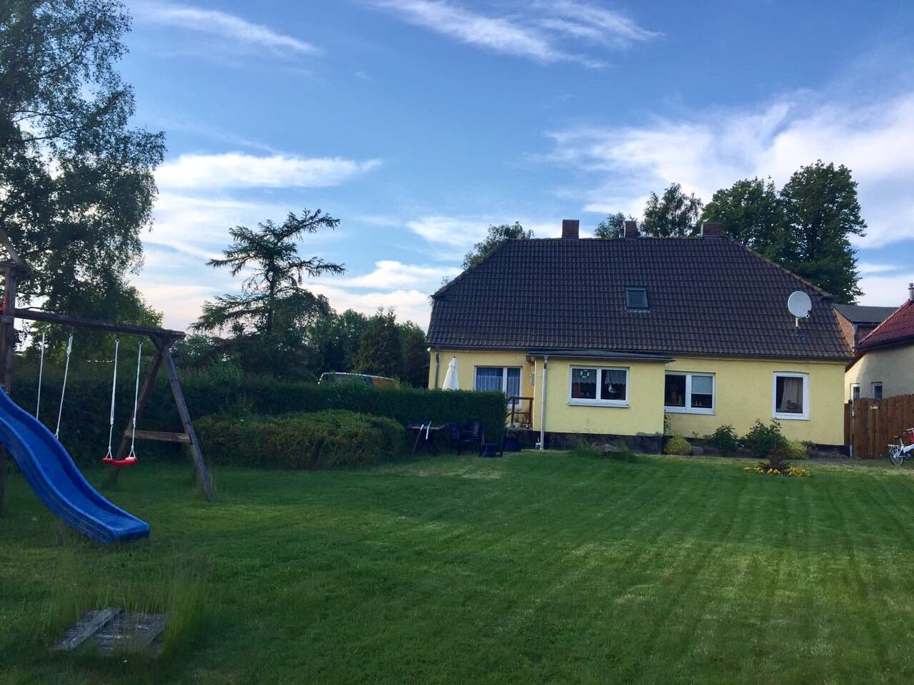 Das Fachwerkhaus mit Garten in der Abendsonne