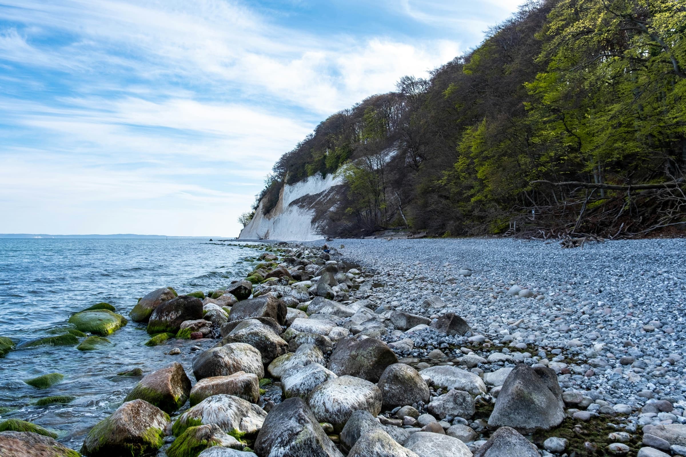 Steiniger Strand am Fuß der Kreidefelsen auf Rügen