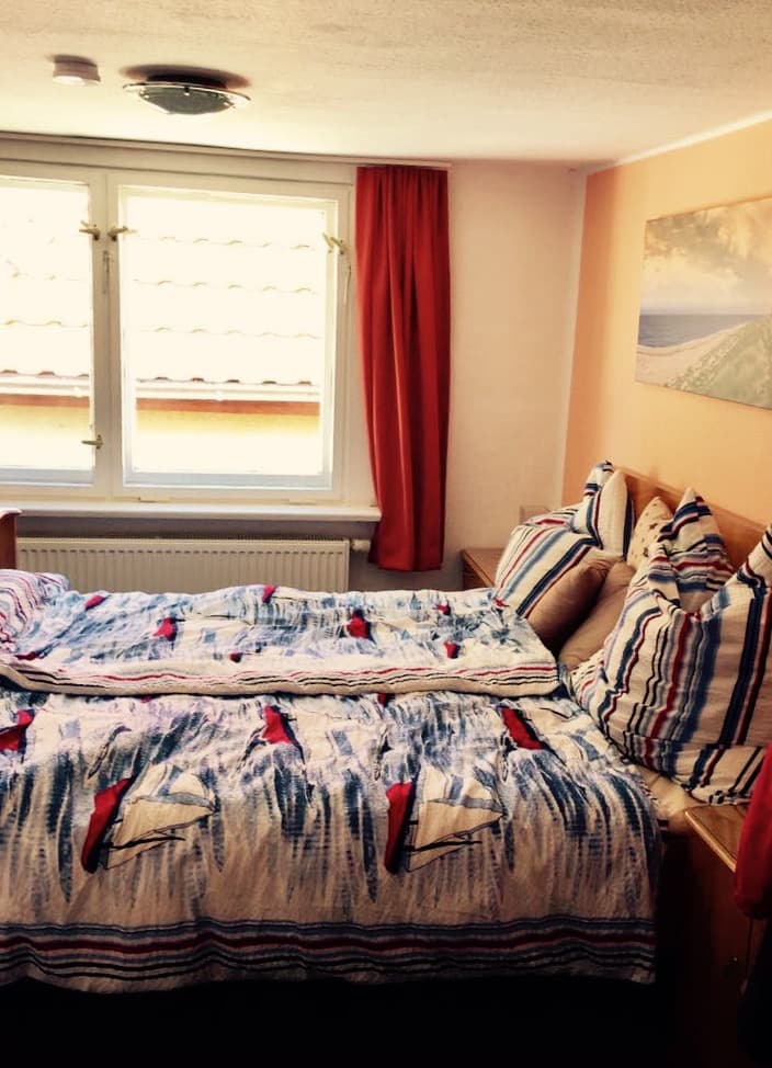 Schlafzimmer mit Fenster und Ausblick