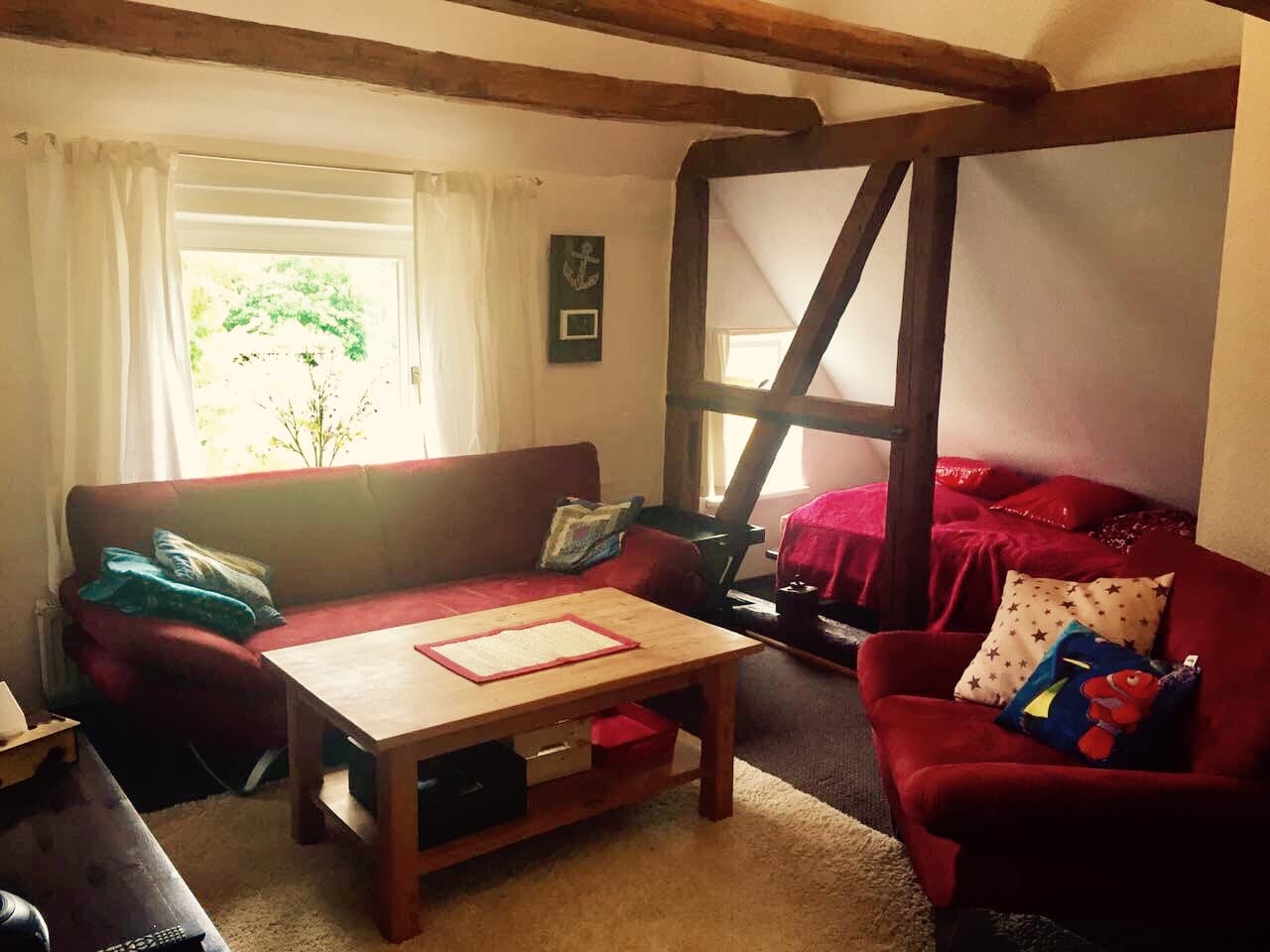 Wohnzimmer mit freigelegten Fachwerkbalken